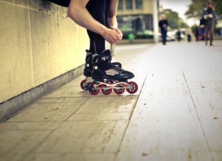 Rolkarz w miejskim parku precyzyjnie reguluje swoje rolki slalomowe