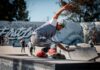Jak przygotować rolki do pierwszych trików w skateparku: serwis pod slidy, skoki i grindy Skater wykonujący zaawansowany trik w skateparku w mieście Mexico City