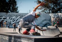 Skater wykonujący zaawansowany trik w skateparku w mieście Mexico City