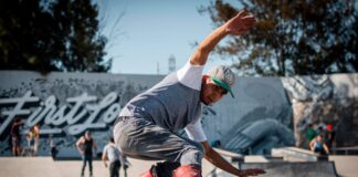 Skater wykonujący zaawansowany trik w skateparku w mieście Mexico City