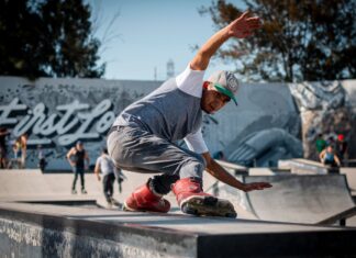 Skater wykonujący zaawansowany trik w skateparku w mieście Mexico City