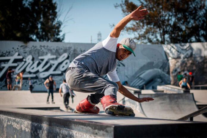Skater wykonujący zaawansowany trik w skateparku w mieście Mexico City Skater wykonujący zaawansowany trik w skateparku w mieście Mexico City