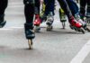 Zimowy commuting na rolkach jak wykorzystać miejskie wzniesienia w drodze do pracy Grupa osób na rolkach jadąca razem miejską ulicą