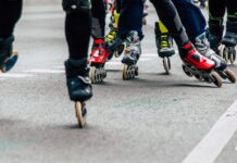 Zimowy commuting na rolkach jak wykorzystać miejskie wzniesienia w drodze do pracy Grupa osób na rolkach jadąca razem miejską ulicą