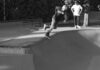 Nauka jazdy tyłem na rolkach dla początkujących proste ćwiczenia dzięki którym zrobisz pierwszy pewny metr w odwrotnym kierunku Skater wykonujący trik w skateparku w czerni i bieli