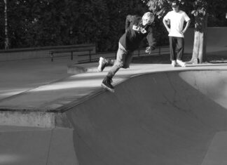 Nauka jazdy tyłem na rolkach dla początkujących proste ćwiczenia dzięki którym zrobisz pierwszy pewny metr w odwrotnym kierunku Skater wykonujący trik w skateparku w czerni i bieli