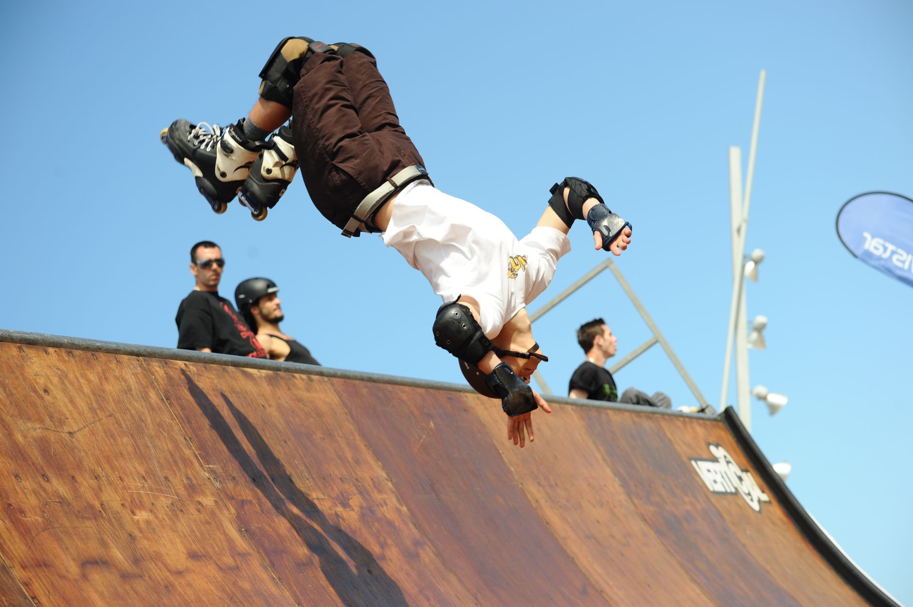 Trik na rolkach w słonecznym skateparku, dynamiczny skok i ruch
