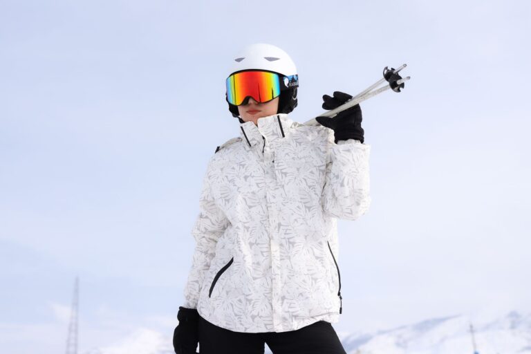 Kask narciarski z MIPS czy standardowy? Czy warto dopłacać do ochrony rotacyjnej?
